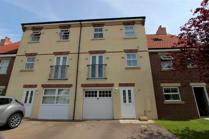 4 Bedroom Town House To Rent In Merrybent Drive, Merrybent, Darlington DL2