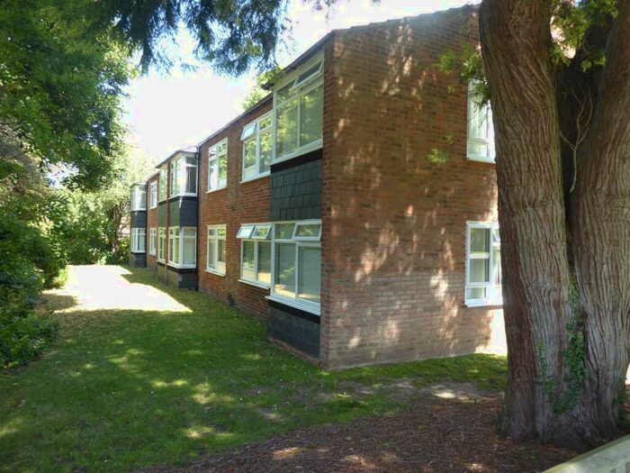 Flat To Rent In Hartsbourne Road, Earley, RG6