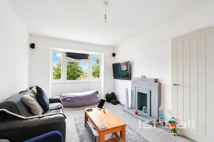 1 Bedroom Flat For Sale In Peartree Close, Southend-On-Sea, SS2