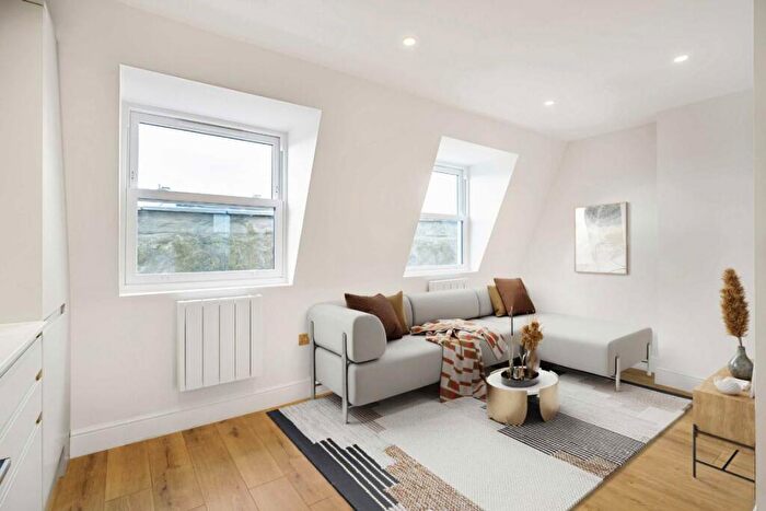 1 Bedroom Flat For Sale In Battersea Park Road, Battersea, SW11