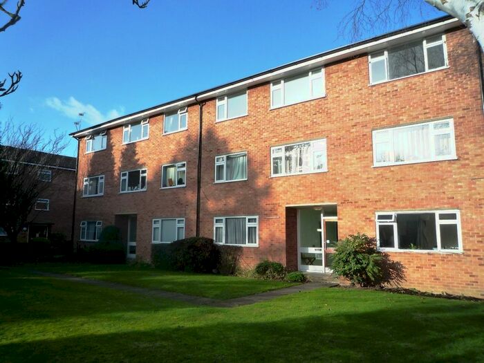 2 Bedroom Flat To Rent In Palmerston Court, Lovelace Gardens, Surbiton, KT6