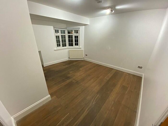 Studio To Rent In Golders Green Road, London, NW11