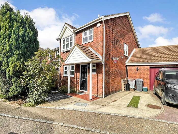 3 Bedroom Link Detached House For Sale In Ashmans Row, South Woodham Ferrers, Chelmsford, Essex, CM3