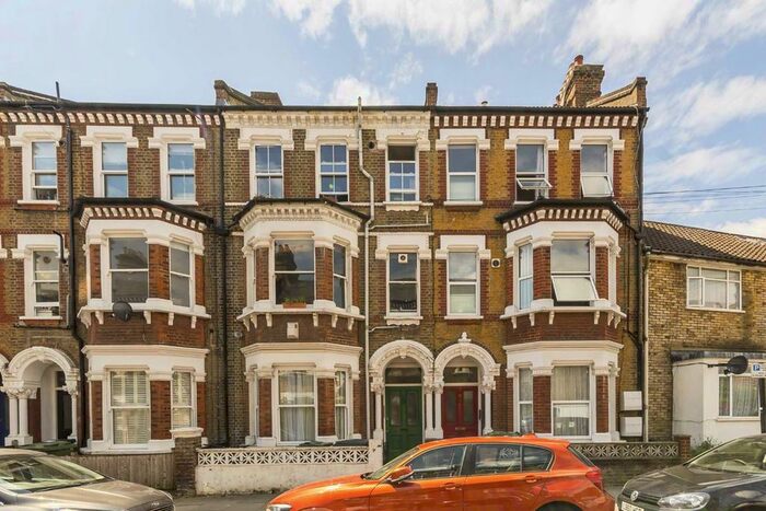 2 Bedroom Flat To Rent In Tremadoc Road, London, SW4