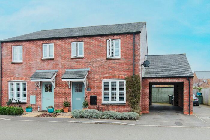 3 Bedroom Semi-Detached House For Sale In Goldings Road, Banbury, OX15