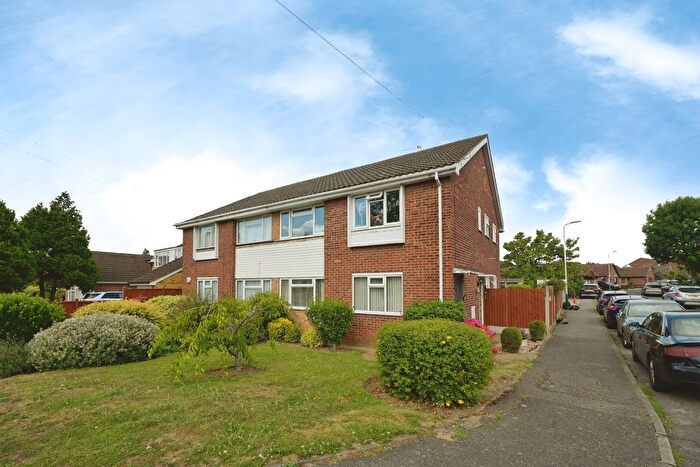 2 Bedroom Maisonette For Sale In Chase Cross Road, Romford, RM5