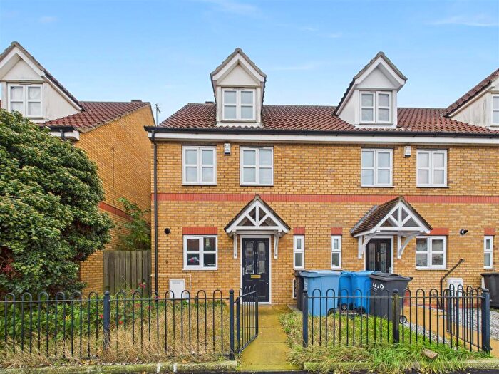 4 Bedroom Semi Detached House For Sale In Bethune Avenue, Hull, HU4