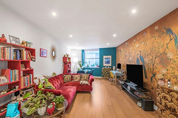 2 Bedroom Flat For Sale In Garratt Lane, Earlsfield, London, SW18