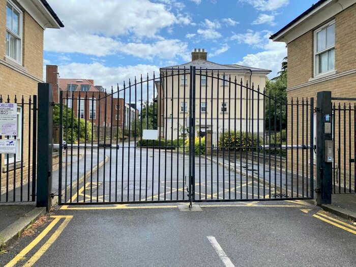 2 Bedroom Flat To Rent In St. Helens Mews, Brentwood, CM14