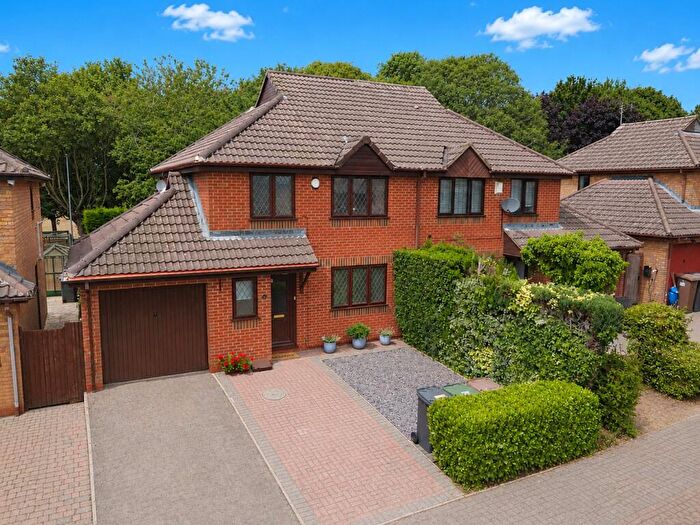4 Bedroom Semi Detached House For Sale In Charndon Close, Luton, Bedfordshire, LU3