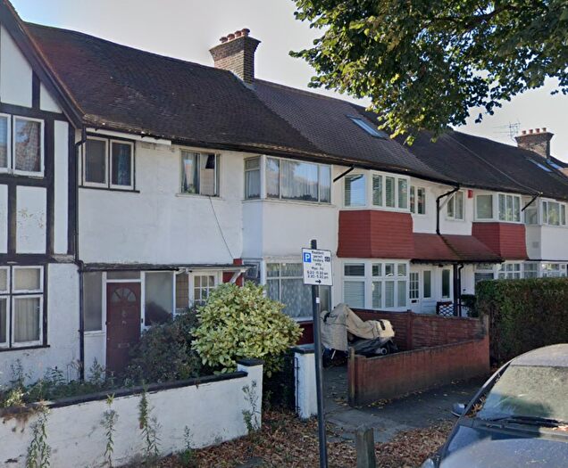 4 Bedroom Semi-Detached House To Rent In The Ridgeway, London, W3