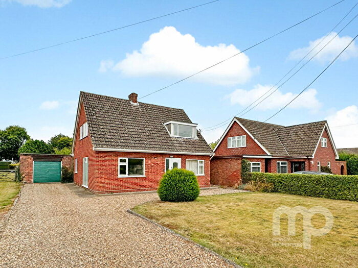 3 Bedroom Chalet For Sale In High Street, Wicklewood, NR18