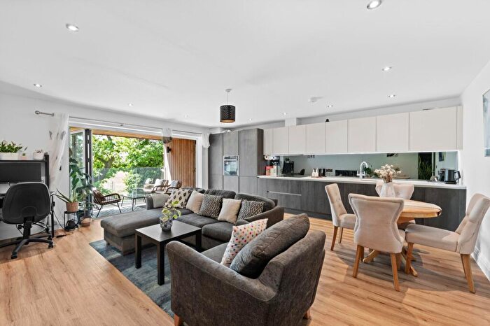 2 Bedroom Flat For Sale In Fairhaven Avenue, Croydon, CR0