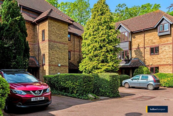 2 Bedroom Flat To Rent In Linwood Close, London, SE5