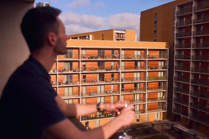 2 Bedroom Apartment To Rent In Ingram Row, Leeds, West Yorkshire, LS11