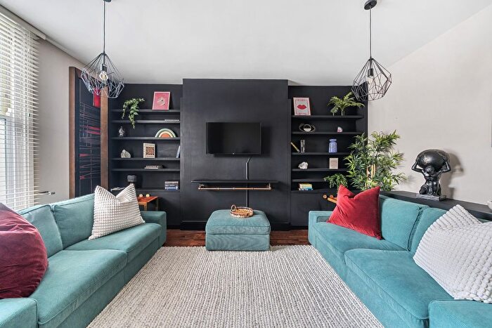 2 Bedroom Flat For Sale In Gauden Road, London, SW4