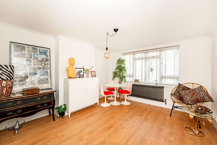 2 Bedroom Flat For Sale In Blenheim Crescent, London, W11