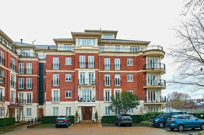 3 Bedroom Flat To Rent In Clevedon Road, East Twickenham, TW1