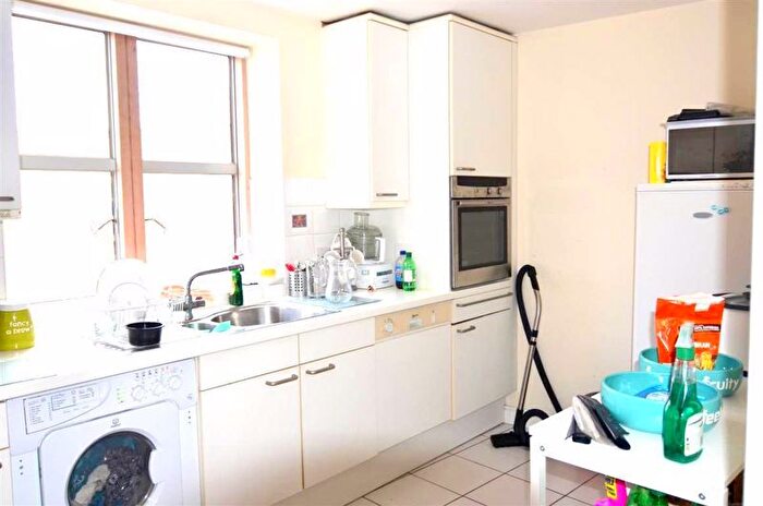 2 Bedroom Flat For Sale In Manbre Road, London, W6