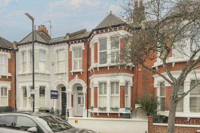 3 Bedroom Flat To Rent In Shandon Road, London, SW4
