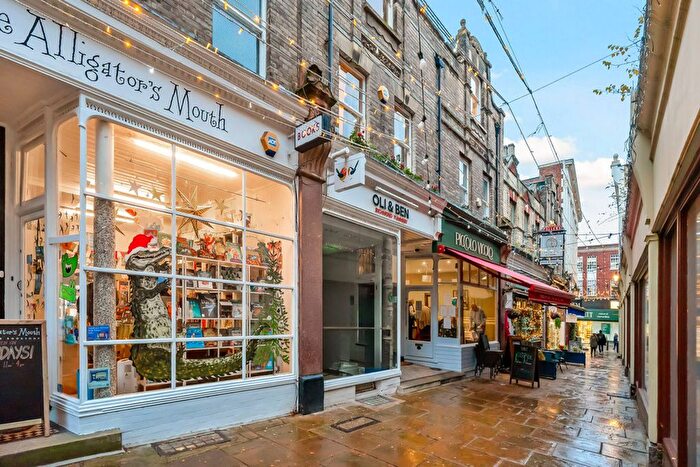 2 Bedroom Flat To Rent In Church Court, Richmond, TW9