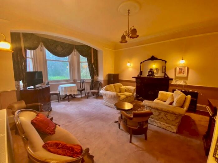 3 Bedroom Apartment To Rent In Queens Road, Weybridge, KT13