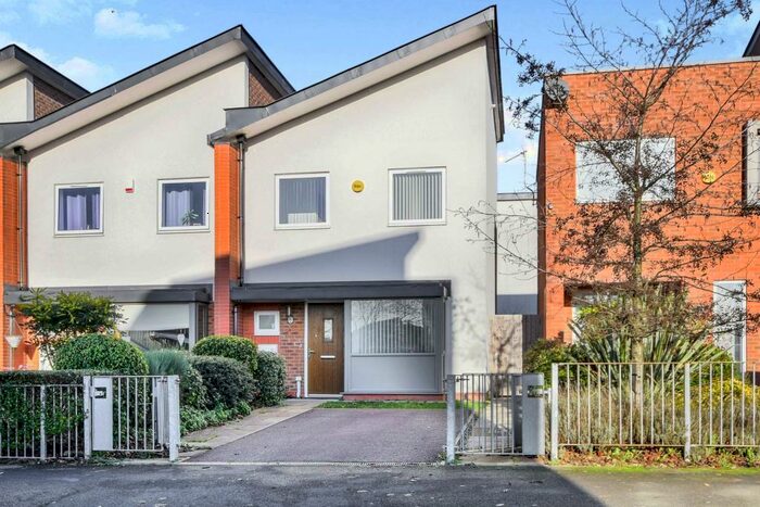 2 Bedroom Town House To Rent In Commonwealth Avenue, Beswick, Manchester, M11