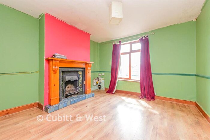 2 Bedroom Semi Detached House For Sale In Grovehill Road, Redhill, Surrey, RH1