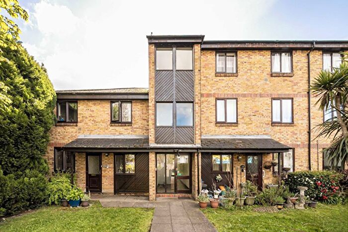 2 Bedroom Flat To Rent In St. Stephens Road, Hounslow, TW3