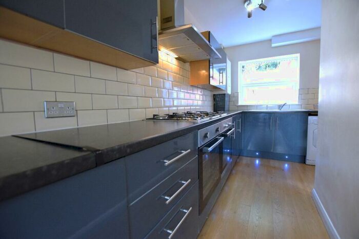 5 Bedroom Semi-Detached House To Rent In Bed Student House - Tunstall Road, Ukc, CT2