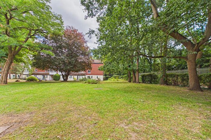 1 Bedroom Flat For Sale In Mount Lane, Bracknell, Berkshire, RG12