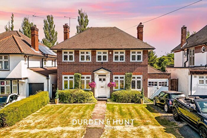 4 Bedroom Detached House For Sale In Hilltop Close, Loughton, IG10