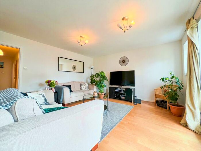 2 Bedroom Flat To Rent In Adventurer`s Quay, Cardiff Bay, CF10