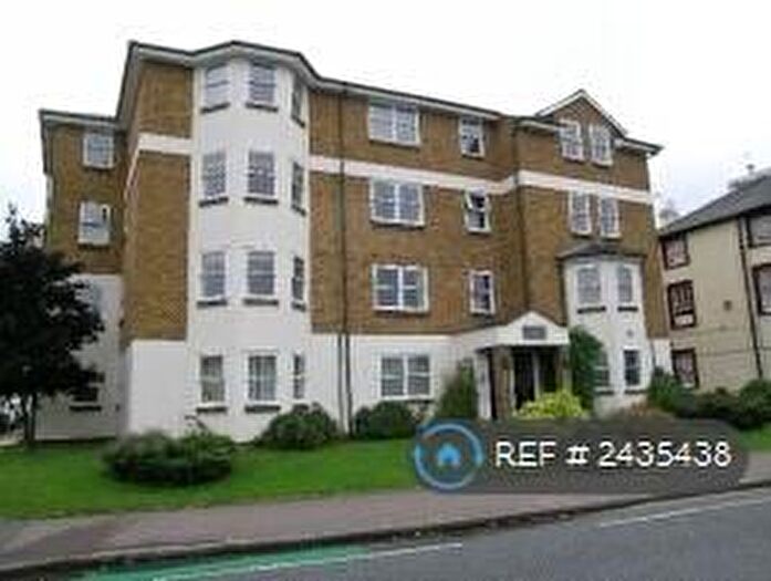2 Bedroom Flat To Rent In Chatsworth House, Surbiton, KT6