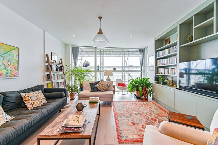 3 Bedroom Flat To Rent In River Gardens Walk, Greenwich, London, SE10