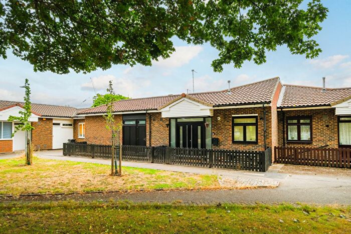 3 Bedroom Bungalow For Sale In Inglesham Walk, London, E9