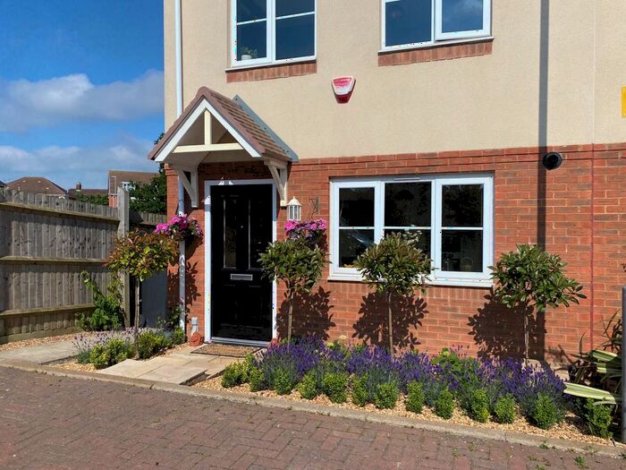 4 Bedroom Semi-Detached House To Rent In Verde Close, Luton, LU2