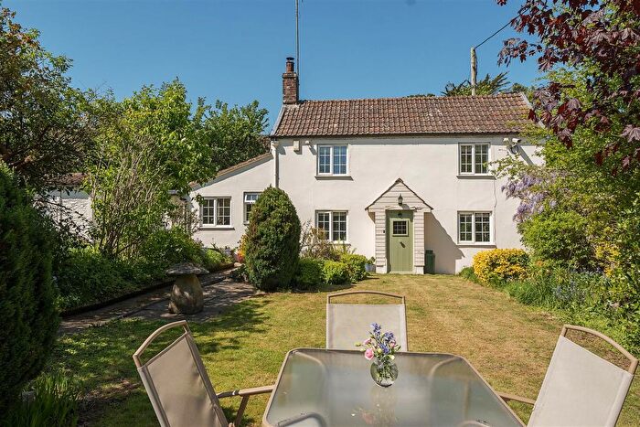 2 Bedroom Detached House For Sale In Chard Road, Axminster, EX13