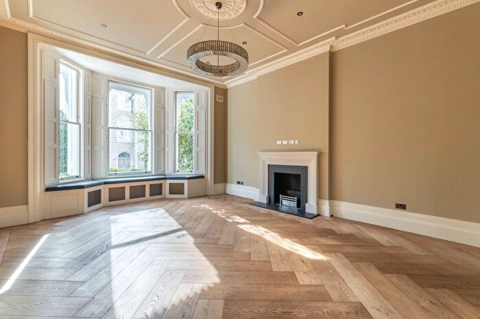 3 Bedroom Flat To Rent In Phillimore Place, Kensington, W8