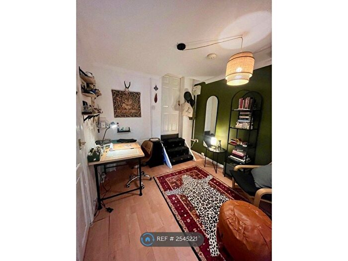 1 Bedroom Flat To Rent In Mile End Road, London, E1