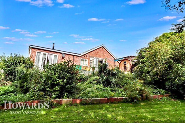 3 Bedroom Semi-Detached Bungalow For Sale In The Paddock, Hemsby, NR29