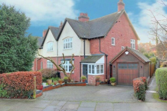 3 Bedroom Semi-Detached House To Rent In The Circle, Birmingham, B17