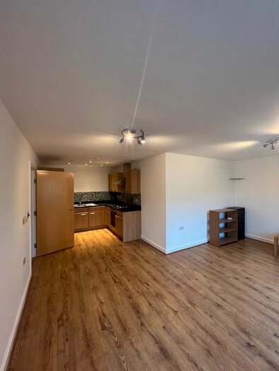 2 Bedroom Flat To Rent In Greenford Avenue, Hanwell, W7