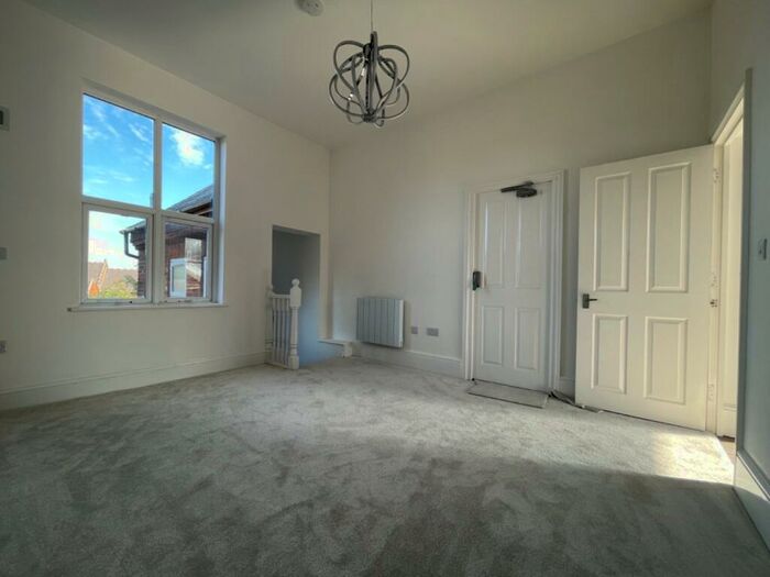 4 Bedroom Apartment To Rent In Flats -, Walsworth Road, Hitchin, Hertfordshire, SG4
