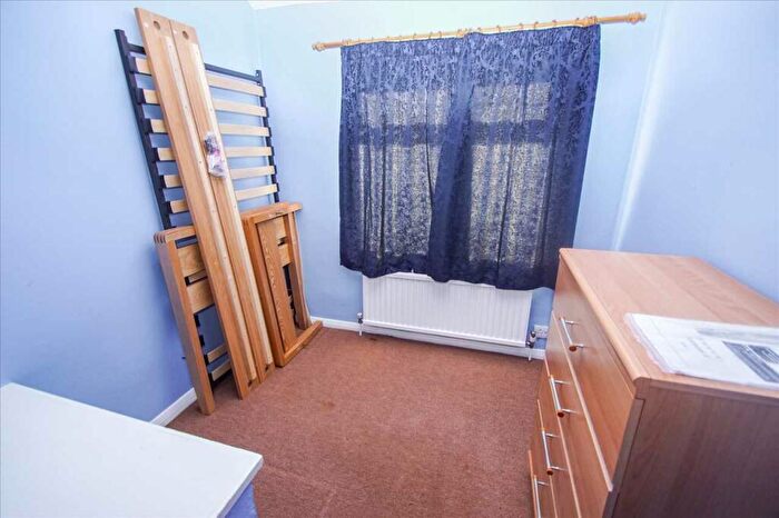 3 Bedroom End Of Terrace House For Sale In Long Furlong Drive, Slough, SL2