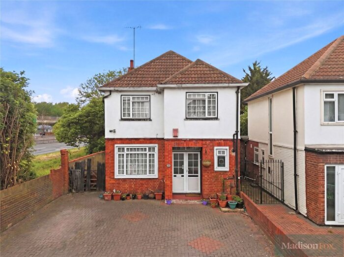4 Bedroom Detached House For Sale In Lechmere Approach, Woodford Green, IG8