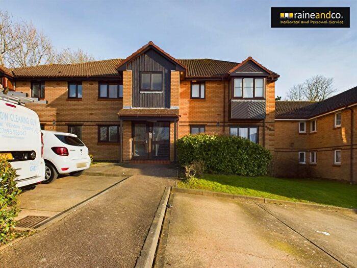 Studio For Sale In Bornedene, Potters Bar, EN6
