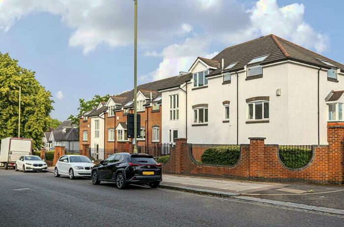 3 Bedroom Flat To Rent In Regency Crescent, Hendon, London, NW4