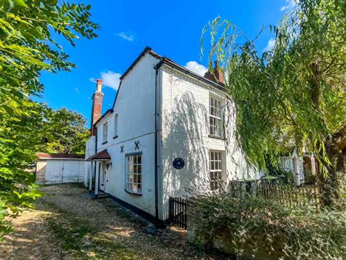 2 Bedroom Cottage To Rent In Salisbury Road, Winkton, Christchurch, BH23