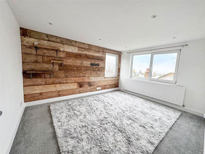 1 Bedroom Flat For Sale In Manor Road, Westcliff-on-Sea, SS0